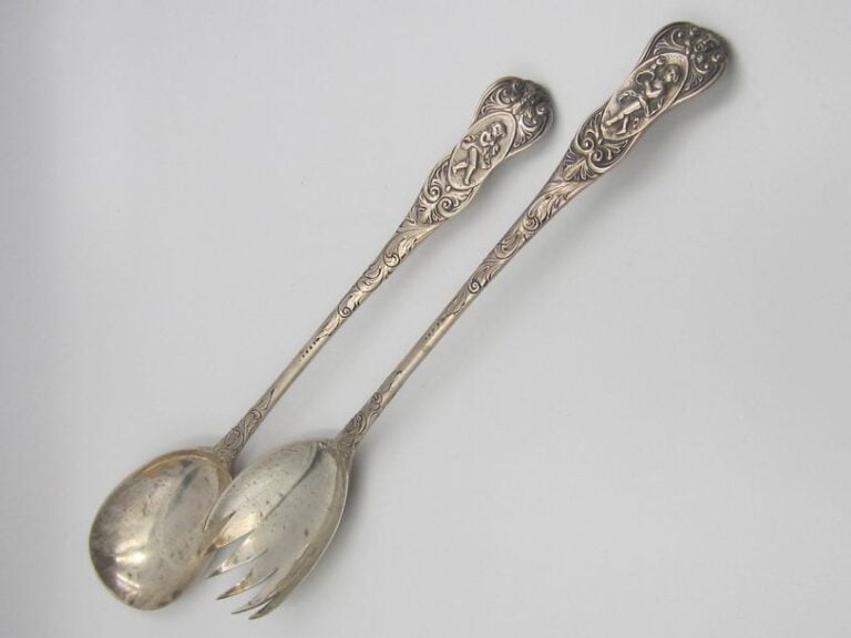 Couvert à servir à salade en argent ; les spatules à décor feuillagé et de coquilles à motif d'angelots musicien