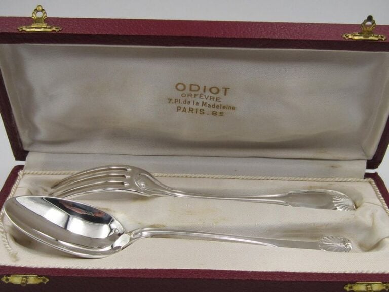 COUVERT D'ENFANT en argent (950 millièmes),modèle filets coquille, présenté dans sa boîte d'origine signée ODIOT Poinçons Minerv