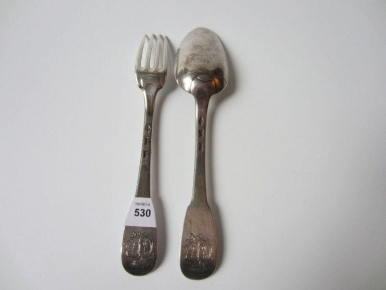 COUVERT D'ENFANT en argent uniplat, les spatules gravées d'armoiries doubles sous couronne comtal