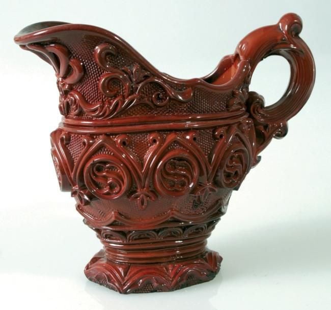 Crémier en lithyaline rouge moulée à motif d?arcades gothiques (éclat à la base