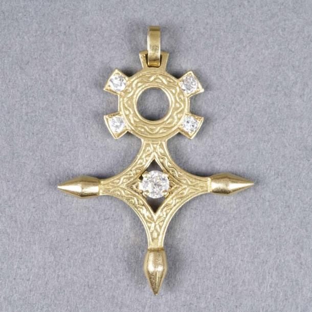 Croix dite du Sud en or jaune 18K (750%o) sertie de cinq diamants et taille ancienne, dont celui du centre plus important, en