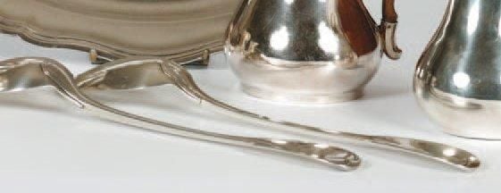 Cuiller à ragoût en argent à filets , la spatule gravée d'armoiries sous une couronne de marqui