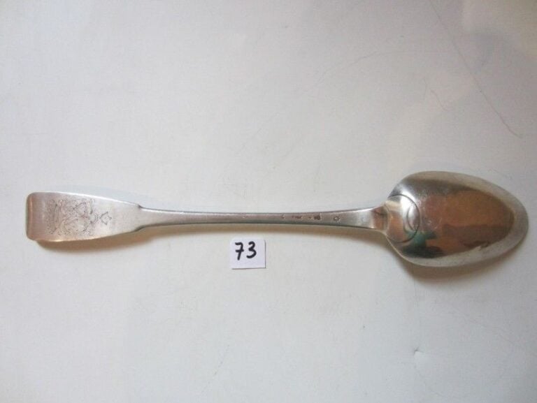 Cuiller à ragout en argent uniplat, la spatule gravée d'armoiries double