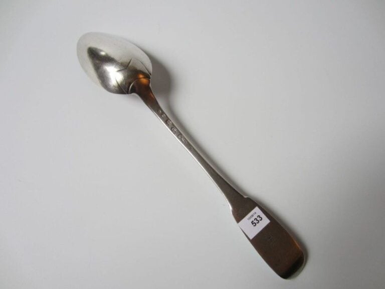 CUILLER À RAGOÛT en argent uniplat, la spatule gravée d'un H et d'une croi
