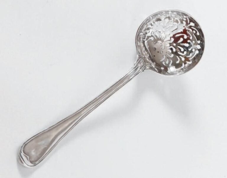 CUILLER À SUCRE en argent à filets, le spatule oblongue armoriée, le cuilleron à bord filet