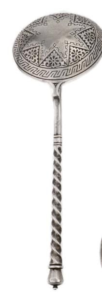 Cuillère à caviar en argent 84 zolotniks (875 millièmes), à décor ciselé d'une étoile dans un entourage de fleurs stylisées, manche en partie torsad
