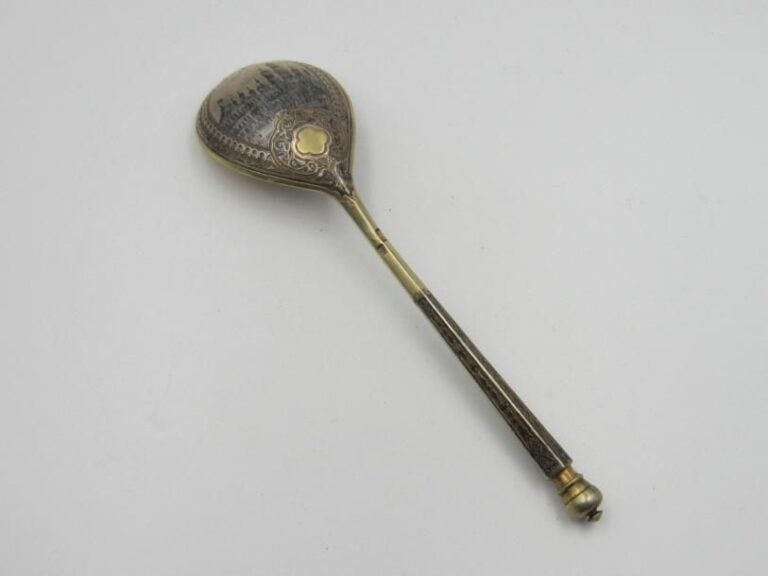 Cuillère à caviar en argent niellé et vermeil (minimum 800 ‰); le cuilleron à décor d'une vue de Moscou et rosace