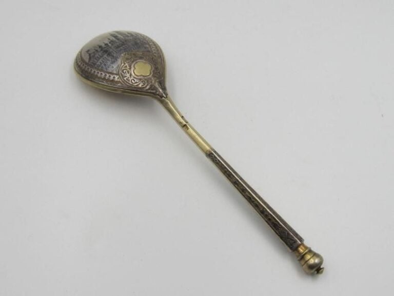 Cuillère à caviar en argent niellé et vermeil (minimum800 ‰); le cuilleron à décor d'une vue de Moscou et rosac