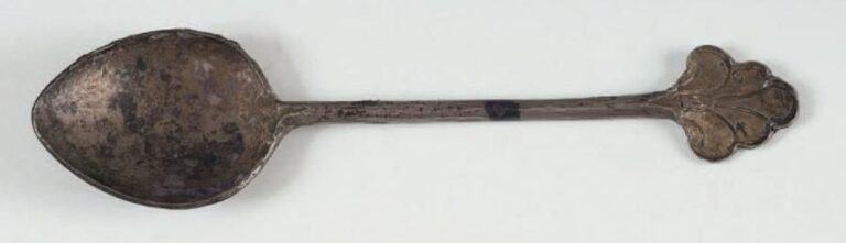 Cuillère à cupule foliacée et tige terminée par une palmette dont le dos est inscrit en kharostih très probablement au nom du propriétair
