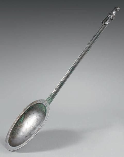 Cuillère à cupule ovale et tige terminée par une tête de gazell