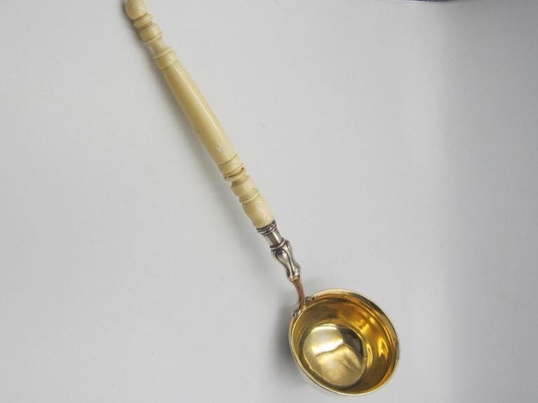 CUILLÈRE À PUNCH en vermeil, vers 1830