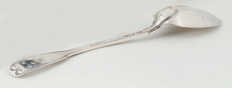 CUILLÈRE À RAGOÛT en argent, à filets; la spatule gravée AB