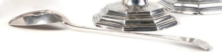 CUILLÈRE À RAGOÛT en argent uniplat, la spatule gravée de deux «L» entrelacés sous couronn