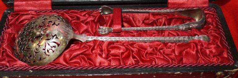 CUILLÈRE À SAUPOUDRER ET PINCE À SUCRE en argent