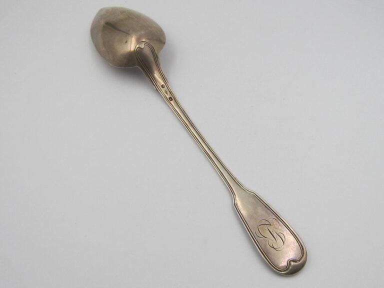 CUILLÈRE À SERVIR en argent à filets; monogramme sur la spatul