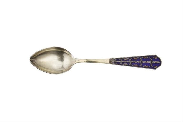 Cuillère à thé en vermeil 84 zolotniks (875 millièmes), la prise à décor d'émaux polychromes cloisonnés (petit saut d'émail