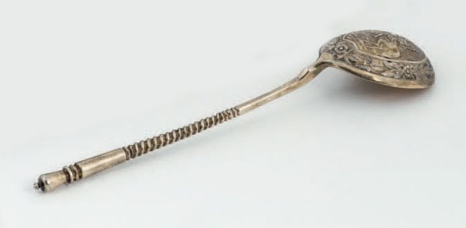 CUILLÈRE en argent et argent doré (minimum 800‰) à décor gravé d'un Saint