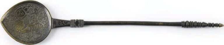 Cuillère Fonte de Laiton Iran, Khorassan, XIe - XIIe siècle Longueur: 22 cm Le cuilleron est orné d'une sphinge, le manche est bagué et orné d'une calligraphi