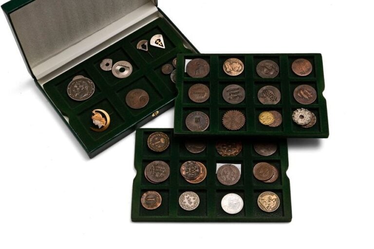 CURIEUX COFFRET de monnaies transformées et détournée