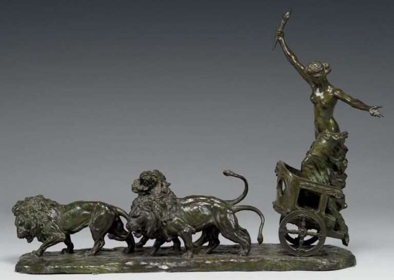 Cybèle sur son char attelé de trois lions Important groupe en bronze ciselé à patine verte; elle tient un flambeau de la main droit