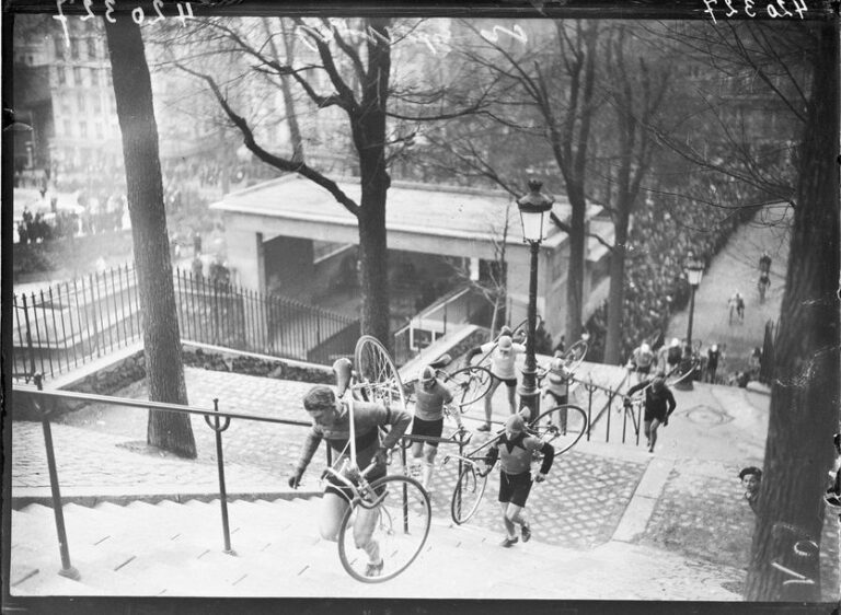 Cyclo-cross à Montmartre - 1942 © Collections L'Équipe 15 février 194