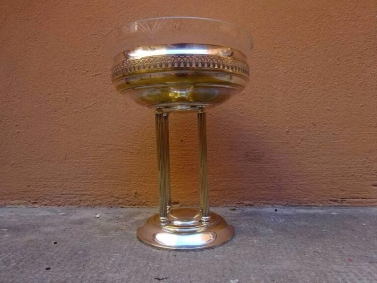 D'après un modèle de WMF Centre de table / coupe à fruits en métal argenté reposant sur piétement à quatre colonne