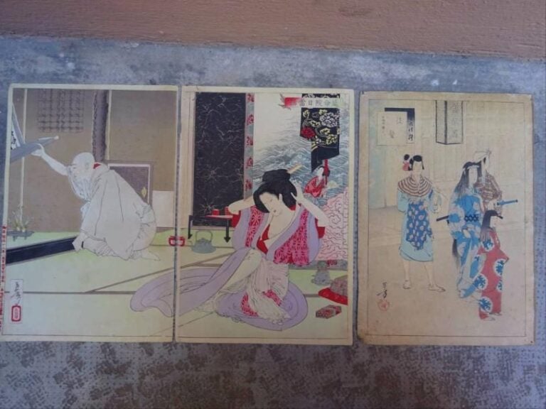 D'après YOSHITOSHI La cérémonie du thé / chanoyu Diptyque d'oban tata-e, xylogravures 35,7 x 23,5 cm (chaque, approximativement) (pliures, déchirure) On y joint, d'un artiste non identifié, un oban tata-e aux autres personnage