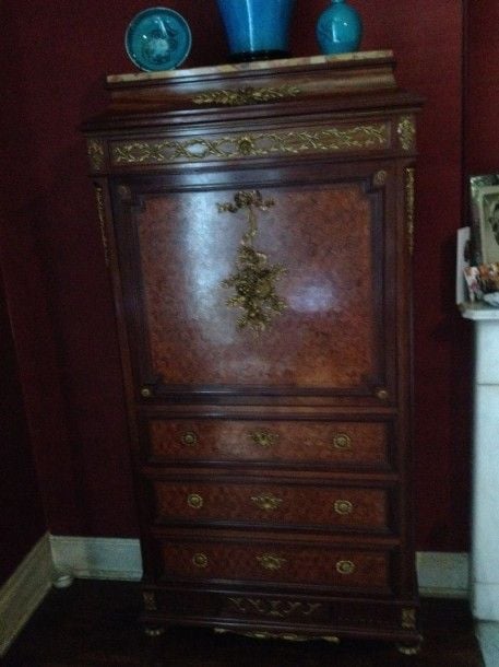 D'UN ENSEMBLE DE CHAMBRE A COUCHER DE STYLE LOUIS XVI en bois de placage à garniture de bronzes dorés ciselés comprenant un lit, une armoire, deux chevets, une commode, un bureau / secrétaire à abattant