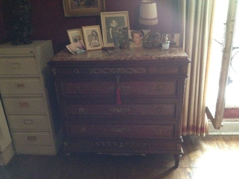 D'UN ENSEMBLE DE CHAMBRE A COUCHER DE STYLE LOUIS XVI en bois de placage à garniture de bronzes dorés ciselés comprenant un lit, une armoire, deux chevets, une commode, un bureau / secrétaire à abattant