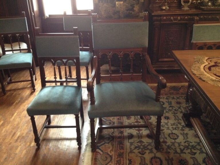 D'UN IMPORTANT ENSEMBLE DE SALLE A MANGER DE STYLE HENRI II EN BOIS NATUREL comprenant trois vaisseliers, dont deux de la maison