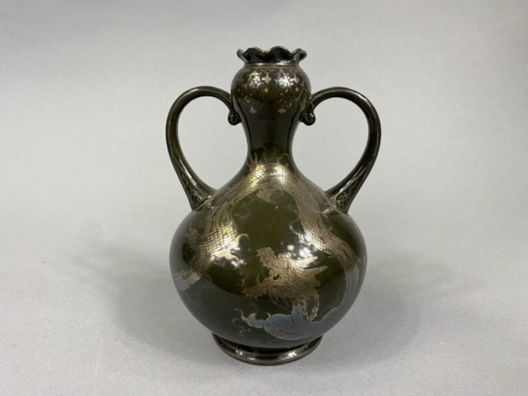 Dans le goût asiatique - Vase à anses en céramique lustrée dans les tons vert à…