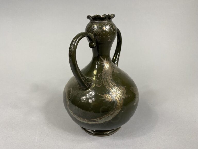 Dans le goût asiatique - Vase à anses en céramique lustrée dans les tons vert à…