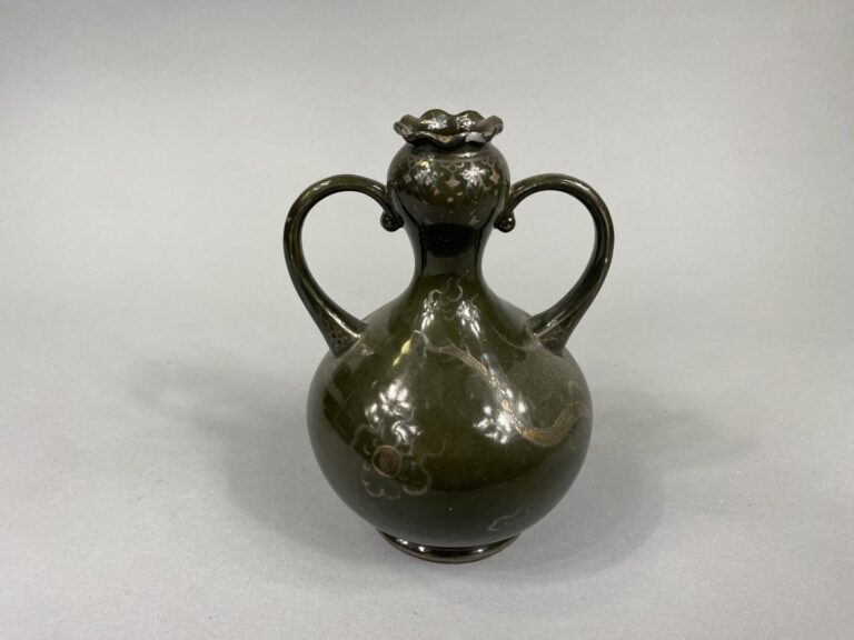 Dans le goût asiatique - Vase à anses en céramique lustrée dans les tons vert à…