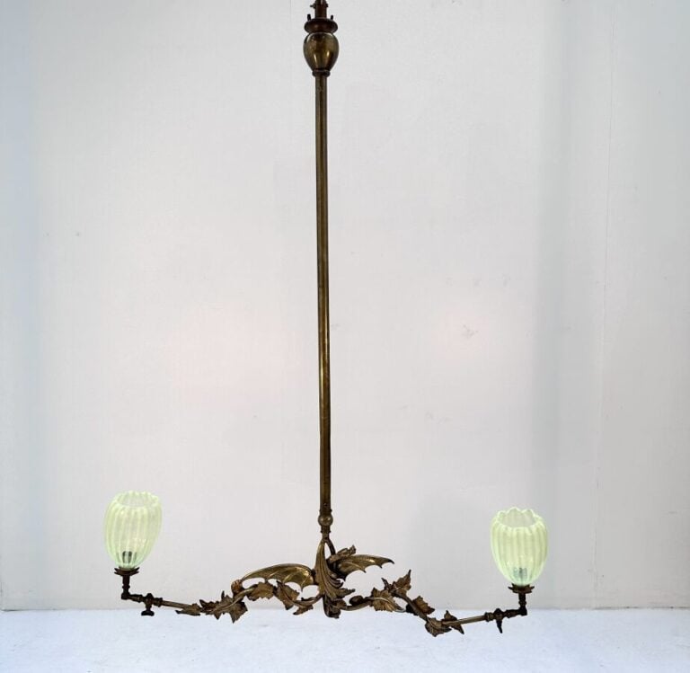 DANS LE GOÛT DE GABRIEL VIARDOT (1830-1906) - Suspension à deux bras de lumière…