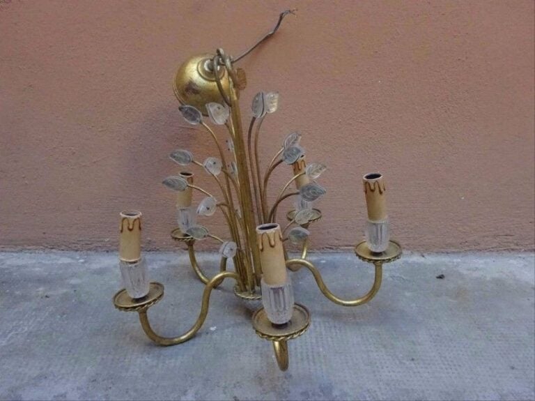 Dans le goût de la Maison BAGUES Lustre à cinq branches en bronze doré et cristal à décor de feuillage