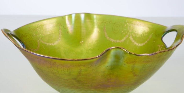 DANS LE GOÛT DE LOETZ - Coupe en verre irisé à décor de ruban en relief - 8,5 x…