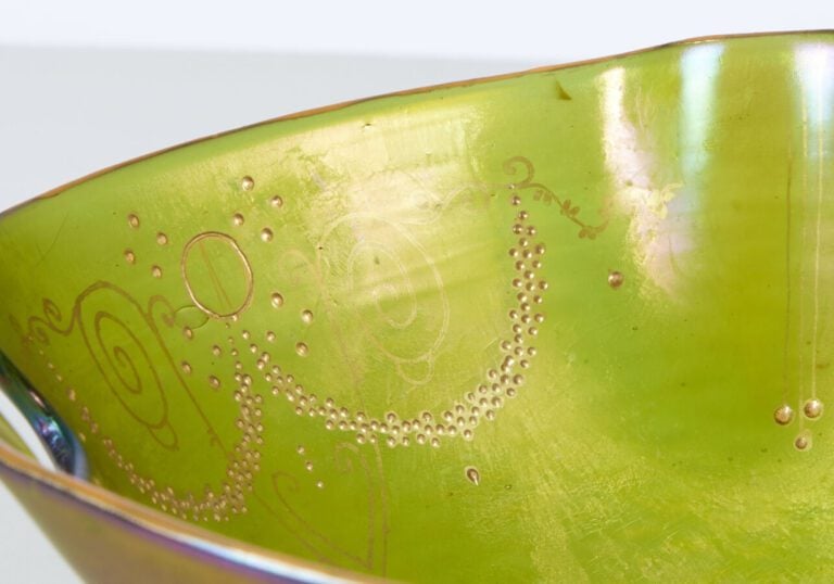 DANS LE GOÛT DE LOETZ - Coupe en verre irisé à décor de ruban en relief - 8,5 x…