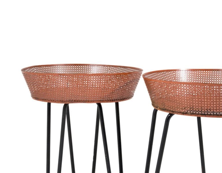 DANS LE GOÛT DE MATHIEU MATEGOT - Paire de larges jardinières en métal perforé…