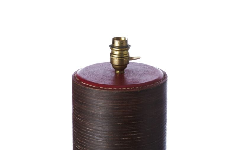 DANS LE GOÛT DE PAUL DUPRE-LAFON - Lampe de table en rondelles de cuir superpos…