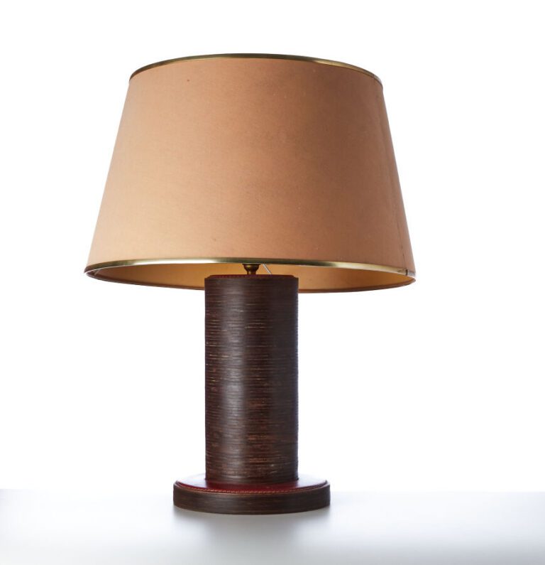 DANS LE GOÛT DE PAUL DUPRE-LAFON - Lampe de table en rondelles de cuir superpos…