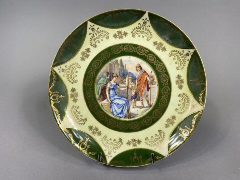 Dans le goût de Vienne - Deux assiettes en porcelaine polychrome à décor d'une…
