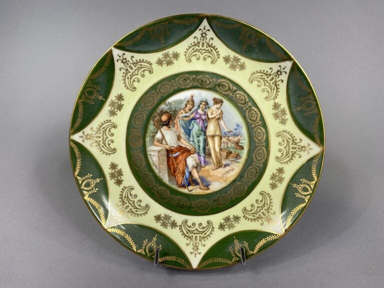 Dans le goût de Vienne - Deux assiettes en porcelaine polychrome à décor d'une…