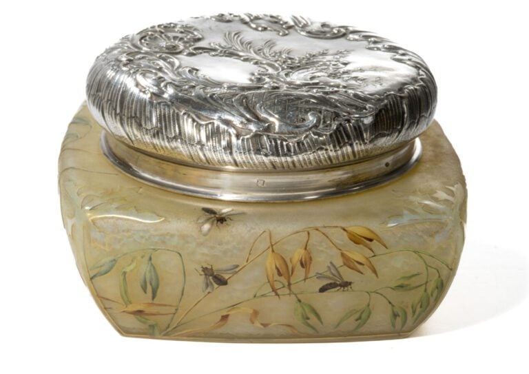 DAUM NANCY - Boîte à corps quadrangulaire en verre doublé à décor dégagé à l'ac…