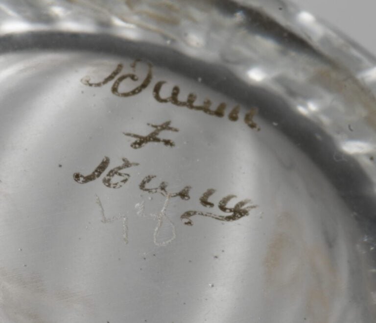 DAUM NANCY - Carafe abeille translucide et dorée - Signée « Daum Nancy France »…