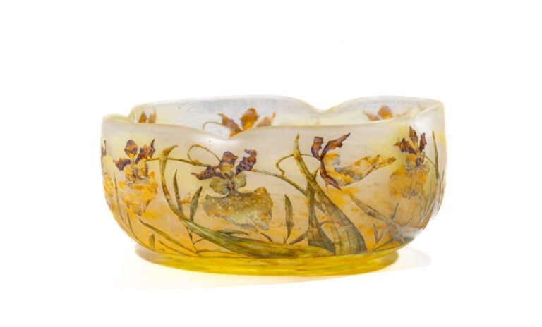 DAUM NANCY - Coupe polylobée à col polylobé pince en verre doublé à décor dégag…