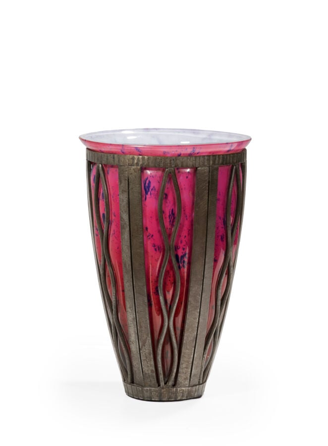 DAUM NANCY ET LOUIS MAJORELLE (1859-1926) - Vase tronconique en verre rose et m…