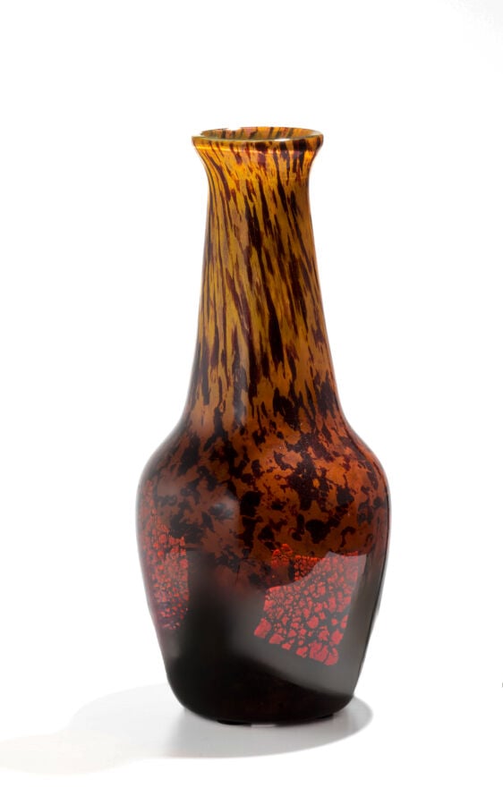 DAUM NANCY - Grand vase de forme balustre à col évasé en verre marbré - rouge o…