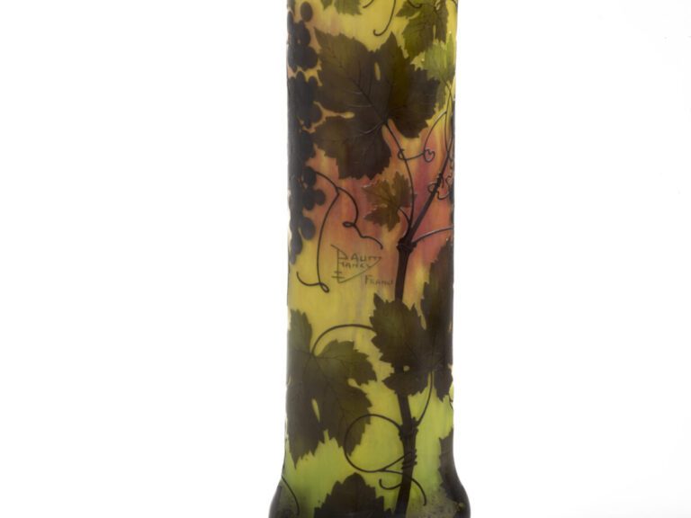 DAUM NANCY - Important vase à col bulbeux sur talon circulaire en verre doublé…