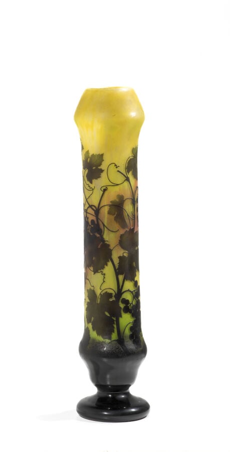 DAUM NANCY - Important vase à col bulbeux sur talon circulaire en verre doublé…