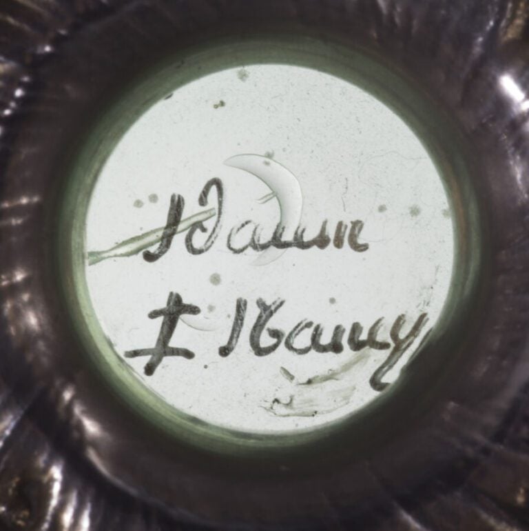DAUM NANCY - Petit vase de forme balustre en verre vert à décor - dégagé à l'ac…
